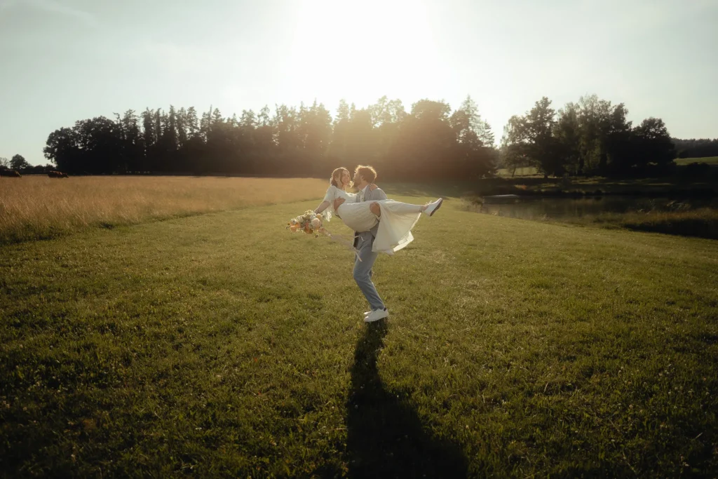 Ženich drží nevěstu a při západu slunce ji roztočí dokola