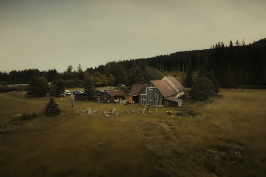 Letecký pohled na svatební areál Hajného stodola obklopený poli a lesem